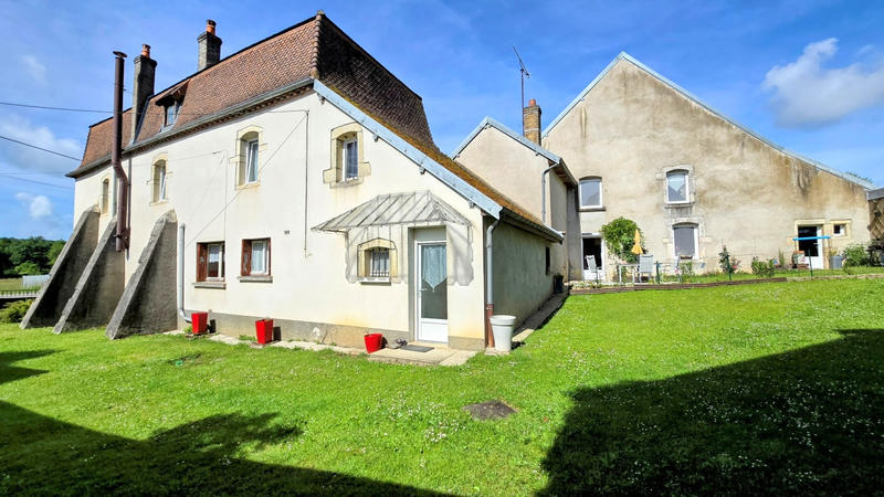 Propriété - 251 m² - 9 pièces