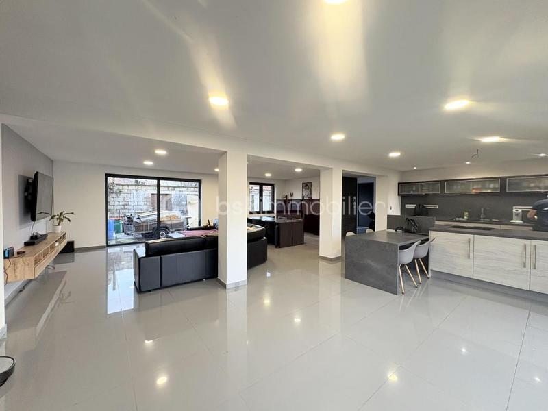 Maison - 243 m² - 8 pièces