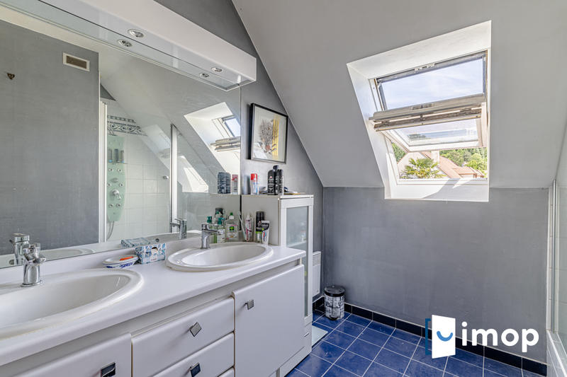 Maison - 225 m² - 7 pièces