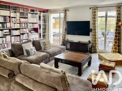 Maison - 238 m² - 9 pièces