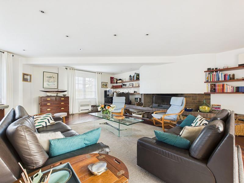 Maison - 256 m² - 6 pièces