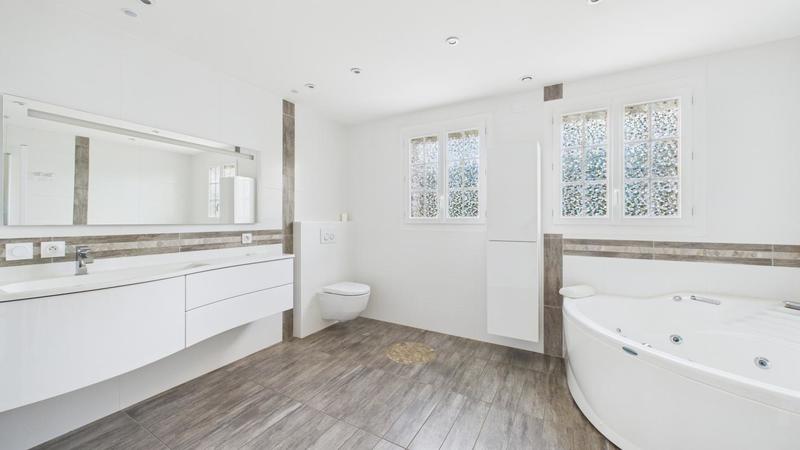 Maison - 207 m² - 7 pièces