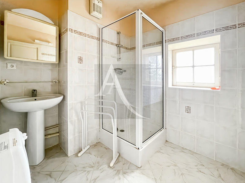 Maison - 216 m² - 12 pièces