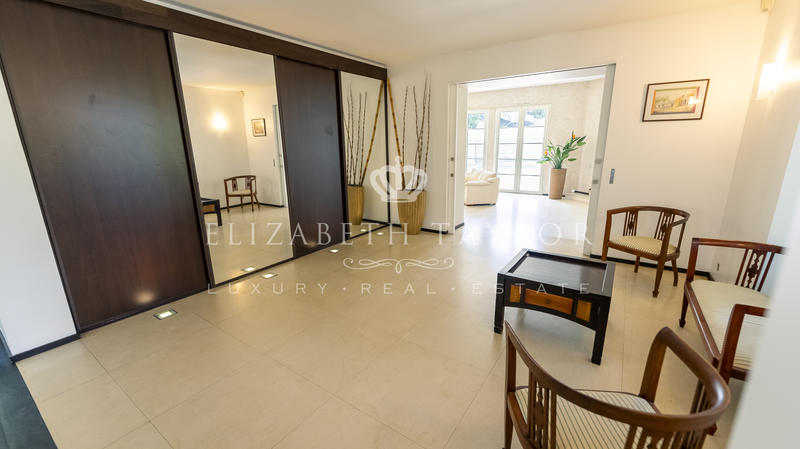 Propriété - 851 m² - 14 pièces