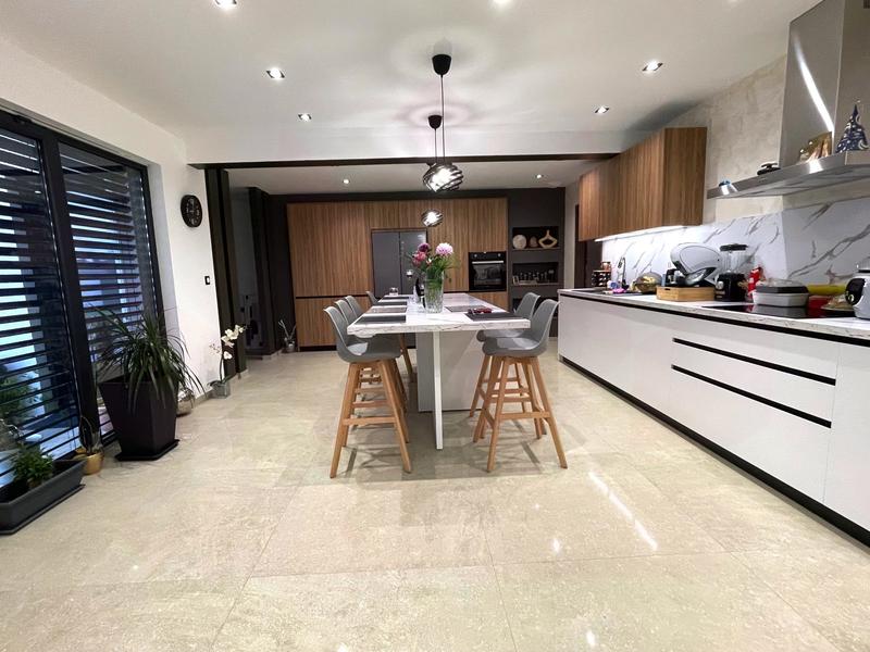 Maison - 246 m² - 7 pièces