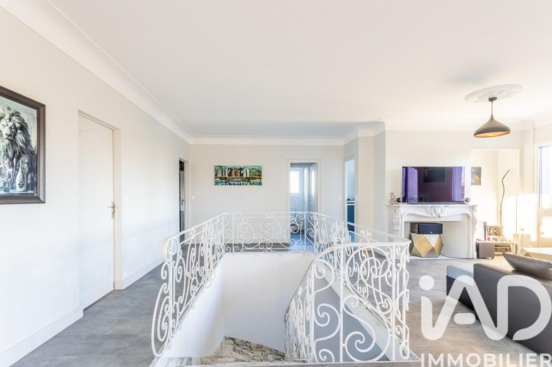 Maison - 208 m² - 8 pièces