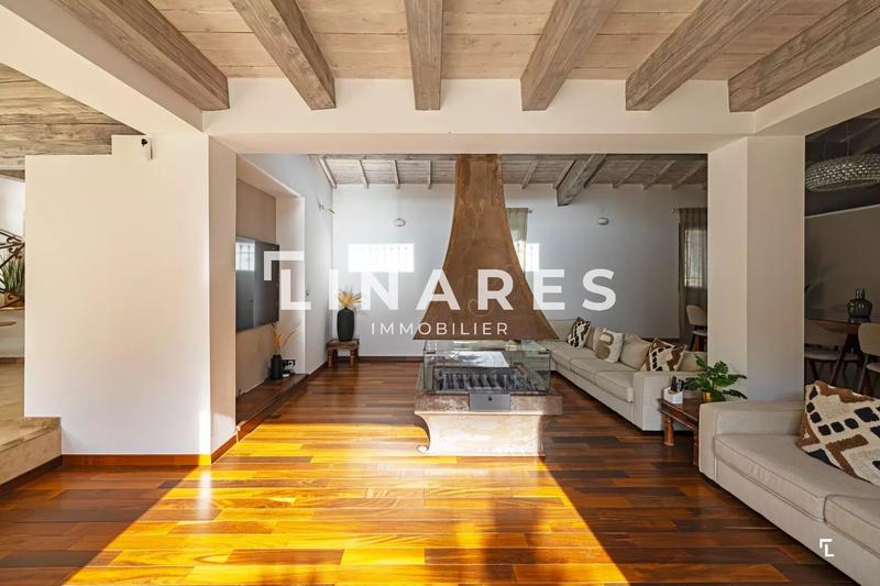 Maison - 360 m² - 5 pièces