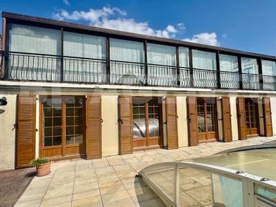 Maison traditionnelle - 180 m² - 6 pièces