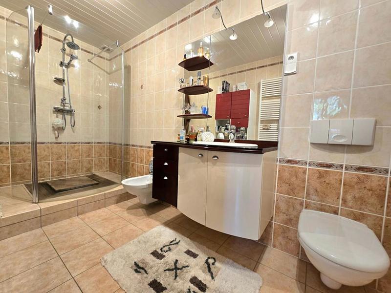 Maison - 220 m² - 9 pièces