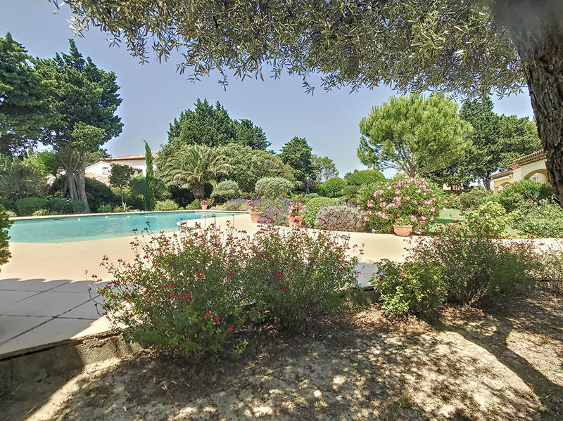 Maison - 241 m² - 9 pièces