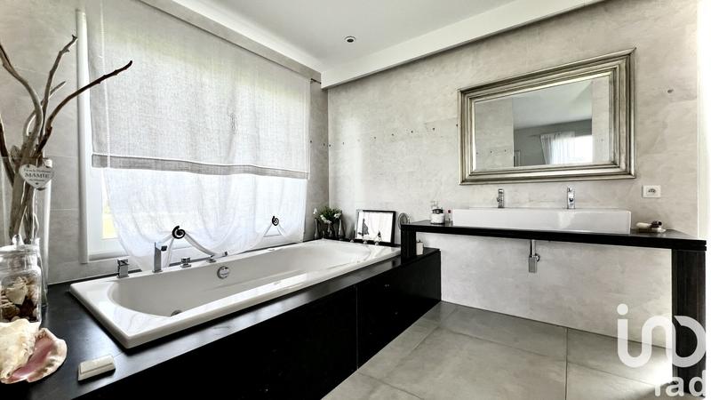 Maison - 275 m² - 7 pièces