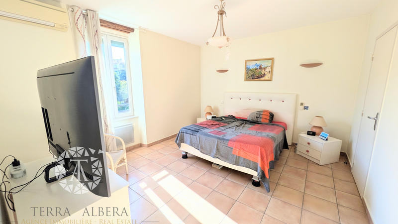 Propriété - 330 m² - 6 pièces