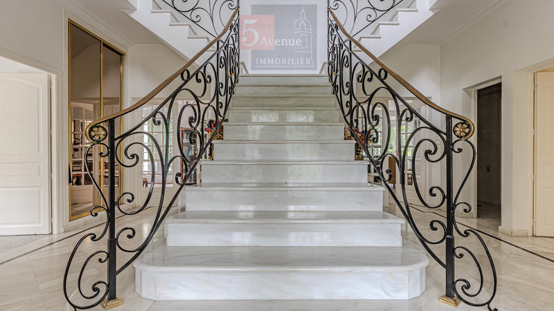 Maison - 330 m² - 8 pièces