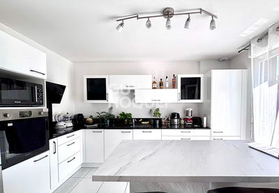 Maison - 90 m² - 5 pièces