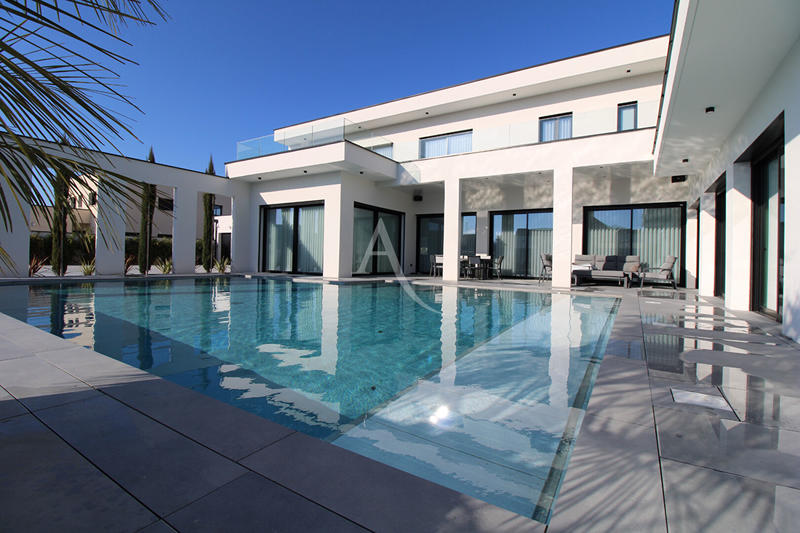 Maison - 330 m² - 11 pièces