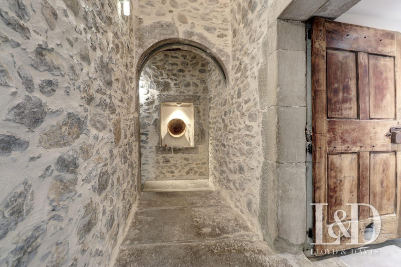 Maison - 360 m² - 10 pièces