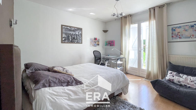 Maison - 260 m² - 8 pièces