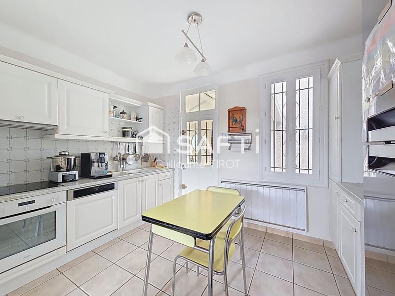 Maison - 246 m² - 7 pièces