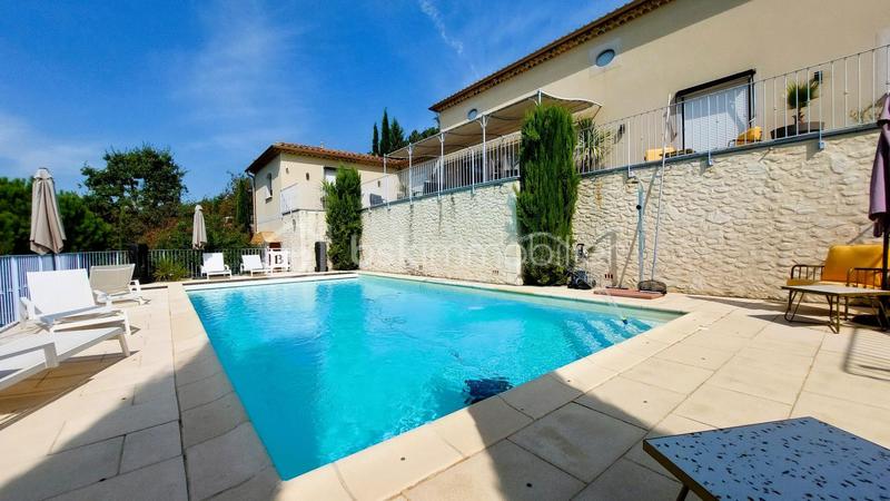 Maison - 370 m² - 12 pièces