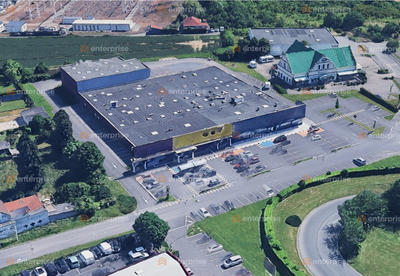 Local commercial - 2 300 m²