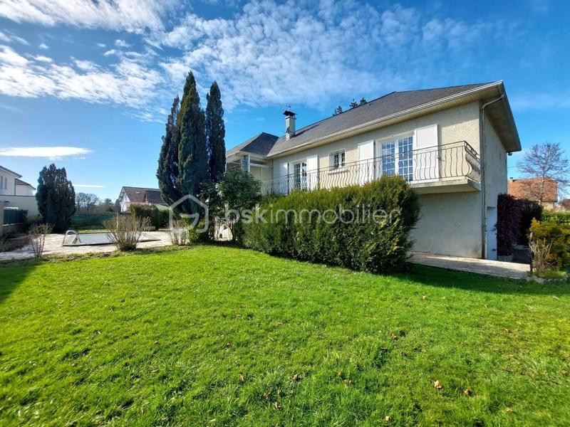 Maison traditionnelle - 300 m² - 10 pièces