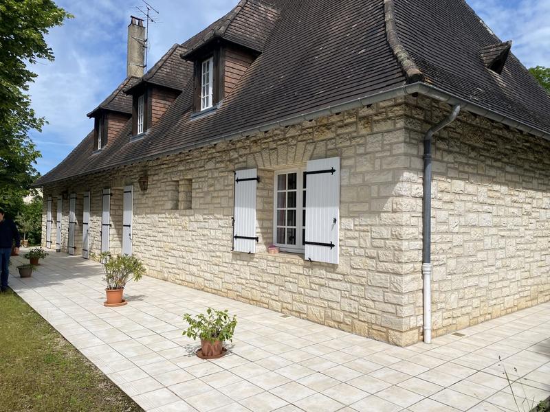 Maison traditionnelle - 277 m² - 9 pièces
