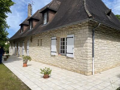 Maison traditionnelle - 277 m² - 9 pièces