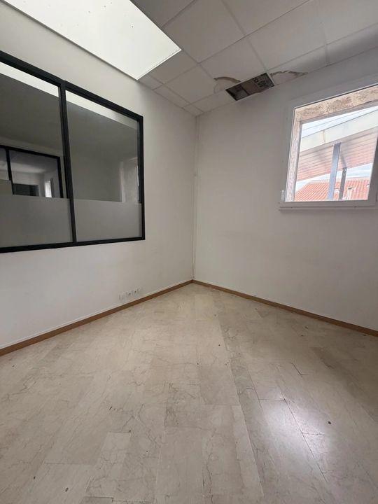 Bureau - 326 m² - 20 pièces