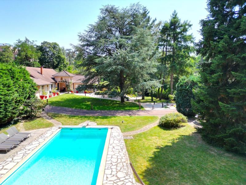 Propriété - 307 m² - 9 pièces