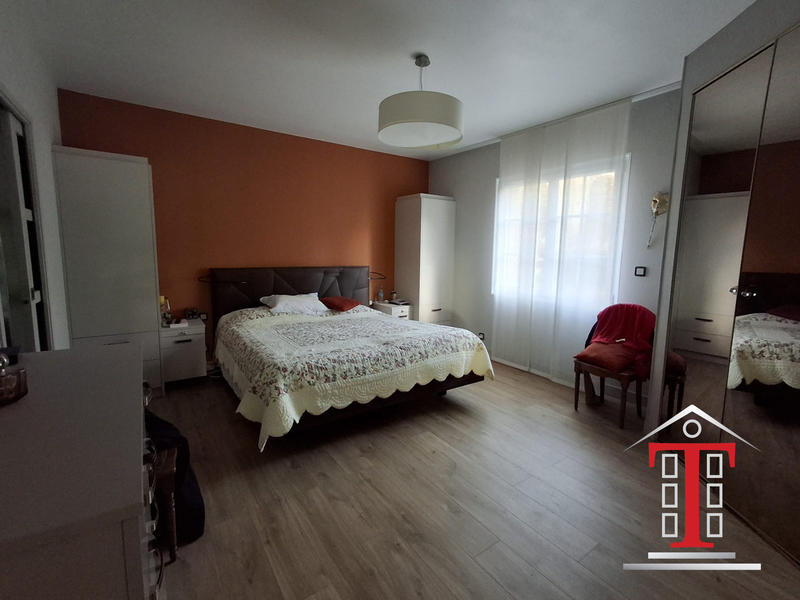 Maison traditionnelle - 240 m² - 8 pièces