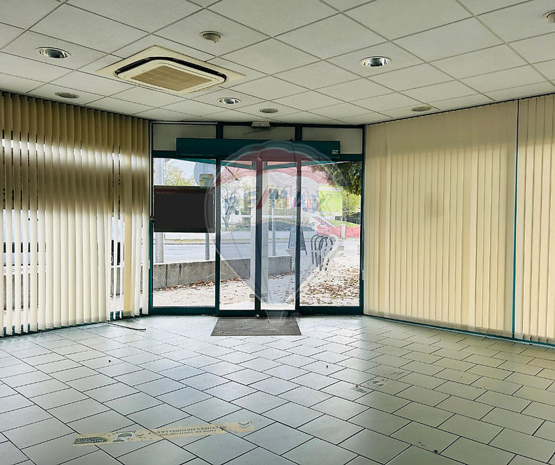 Local commercial - 143 m² - 4 pièces