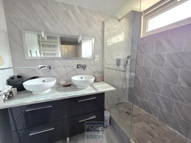 Maison - 210 m² - 8 pièces