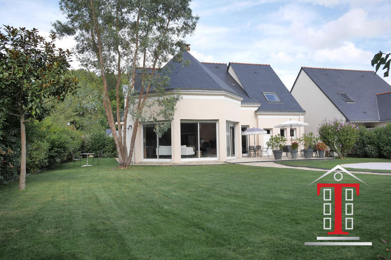 Maison - 202 m² - 8 pièces