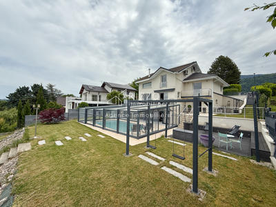 Maison - 242 m² - 8 pièces