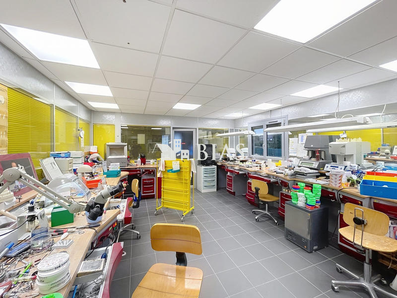 Local commercial - 220 m² - 9 pièces