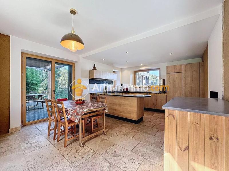 Maison - 244 m² - 5 pièces