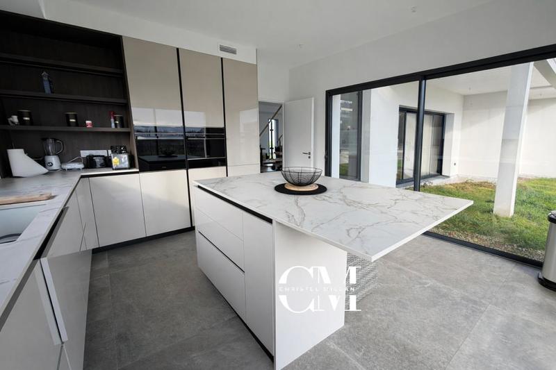 Villa - 215 m² - 8 pièces