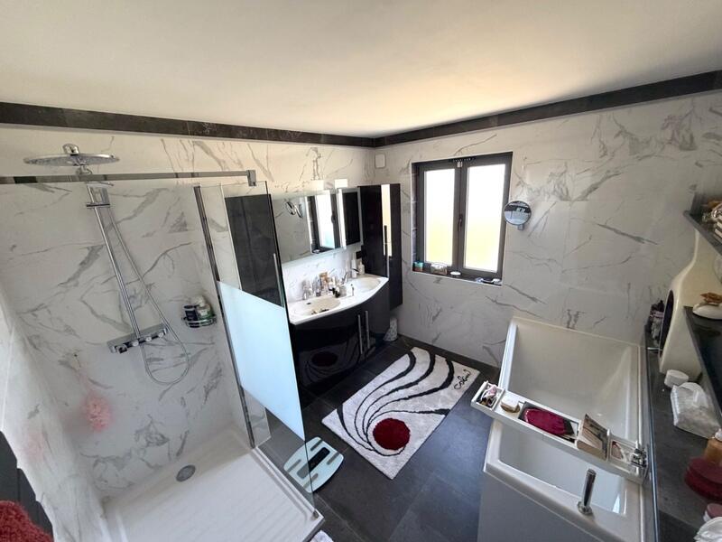 Maison - 250 m² - 9 pièces