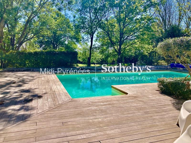 Maison - 230 m² - 6 pièces