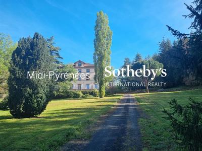 Maison - 552 m² - 11 pièces