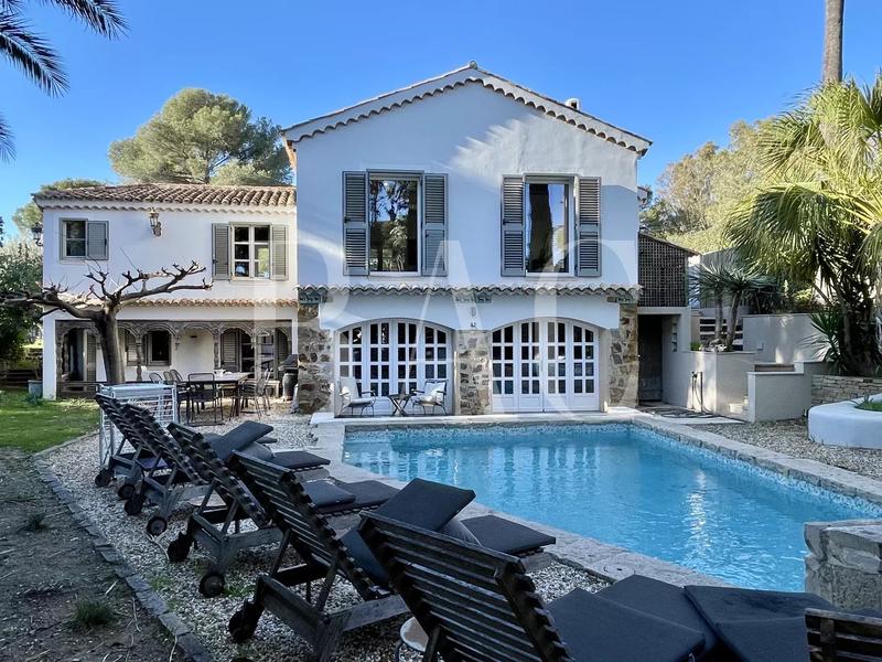 Villa - 273 m² - 12 pièces