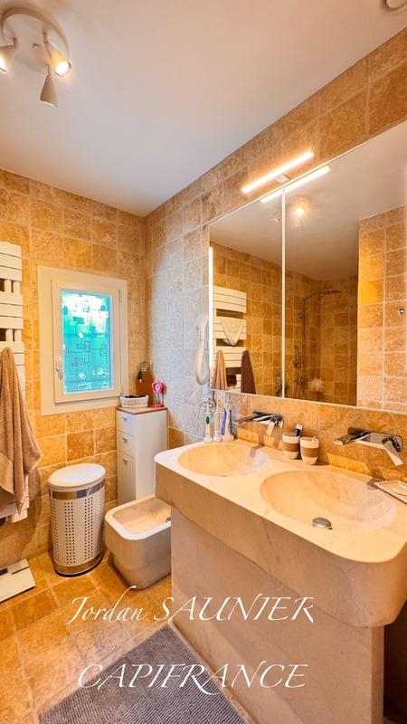 Propriété - 305 m² - 8 pièces