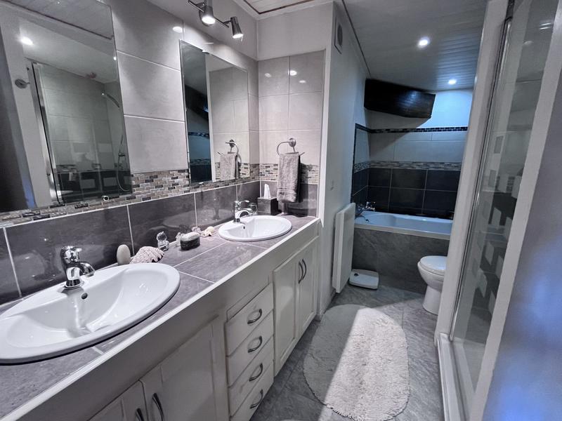 Maison traditionnelle - 290 m² - 7 pièces