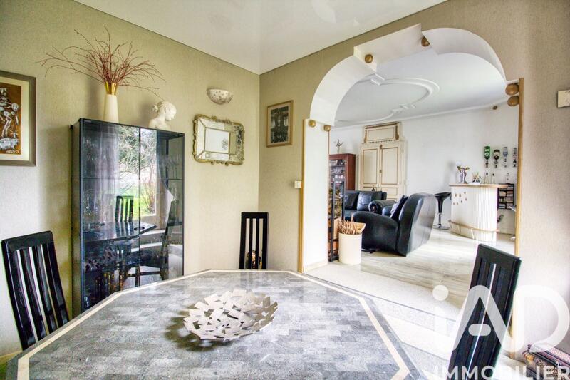 Maison - 234 m² - 10 pièces