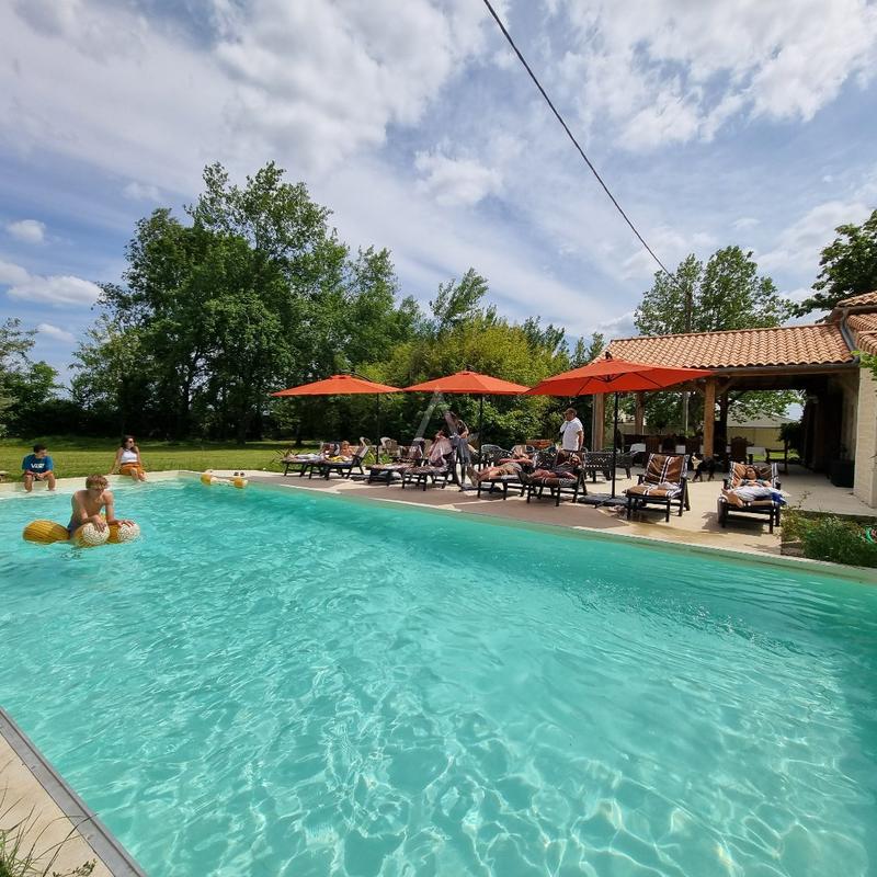 Maison - 342 m² - 8 pièces