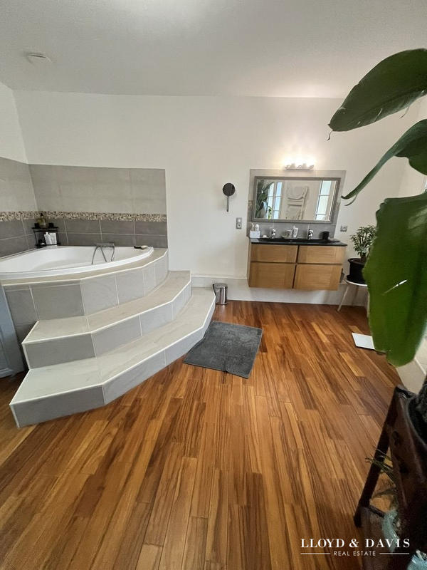 Maison - 220 m² - 9 pièces