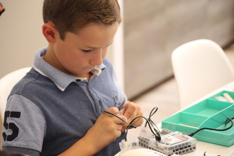 Activités pour enfants pour apprendre à coder avec des robots. Cours d'Ia