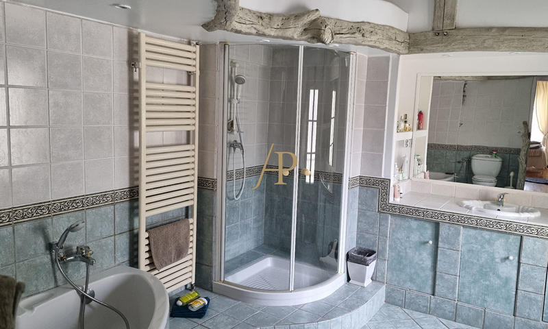 Maison - 220 m² - 8 pièces