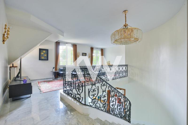 Maison - 498 m² - 14 pièces