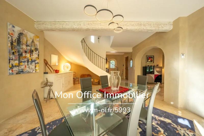 Propriété - 250 m² - 9 pièces